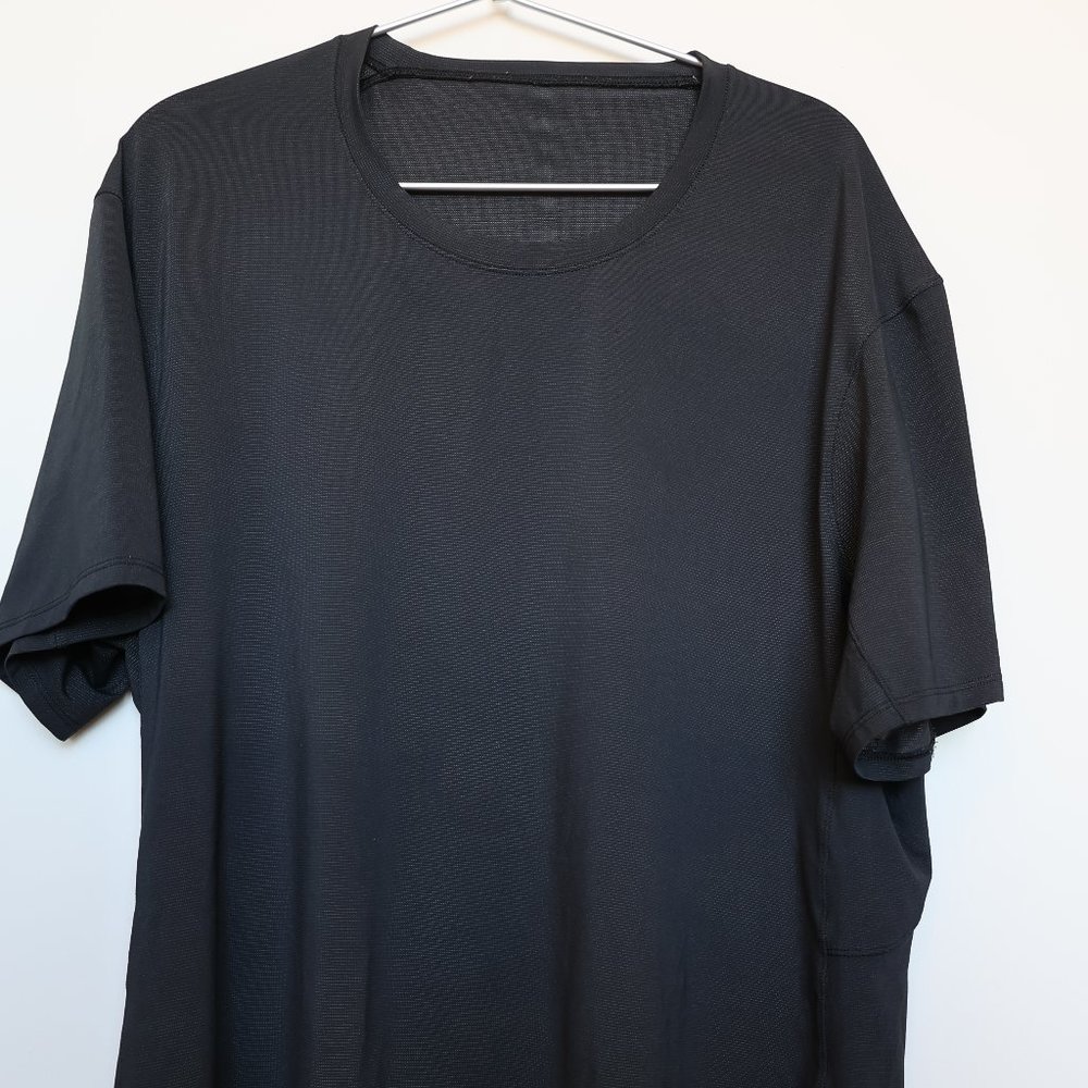 Lululemon black tee